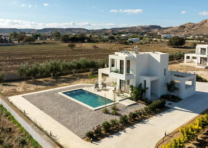 Geo's Luxury - Private Pool - By The