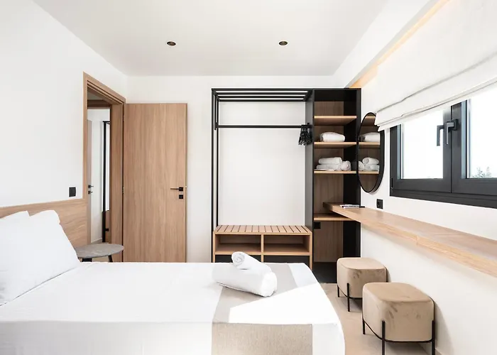 Geo's Luxury - Private Pool - By The Villa