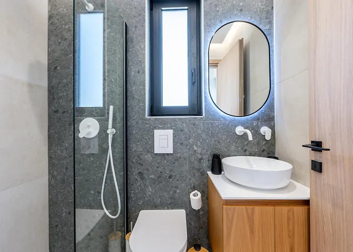 Geo's Luxury - Private Pool - By The *