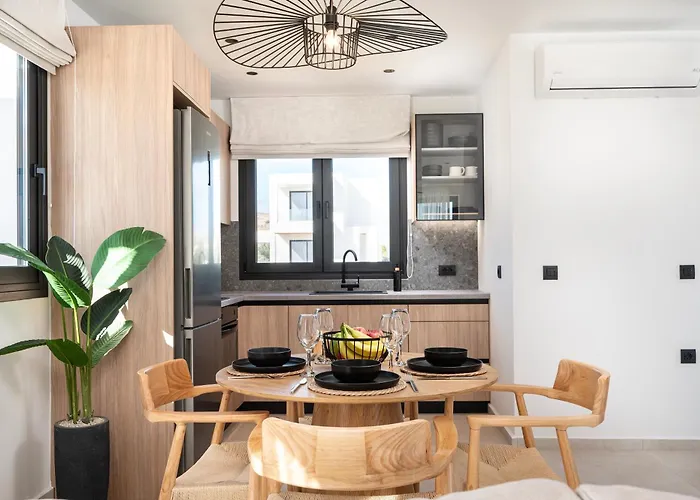 Geo's Luxury - Private Pool - By The Villa