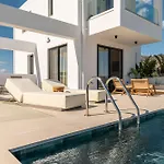 Geo's Luxury - Private Pool - By The Villa *