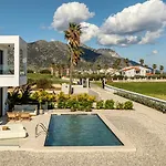 Geo's Luxury - Private Pool - By The Villa *