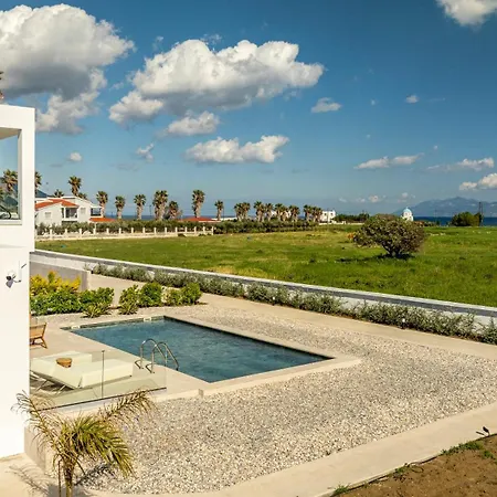 Geo's Luxury - Private Pool - By The