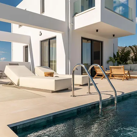 Geo's Luxury - Private Pool - By The Villa *