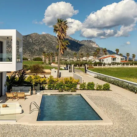 Geo's Luxury - Private Pool - By The Villa *
