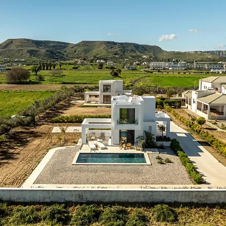 Geo's Luxury - Private Pool - By The