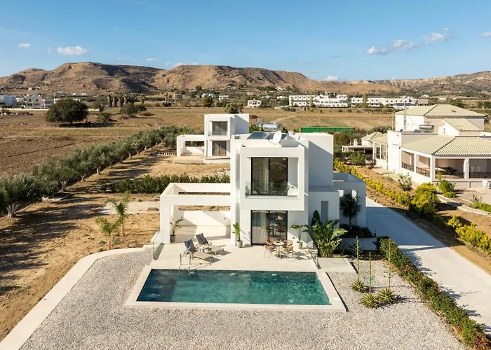 Geo's Luxury - Private Pool - By The *