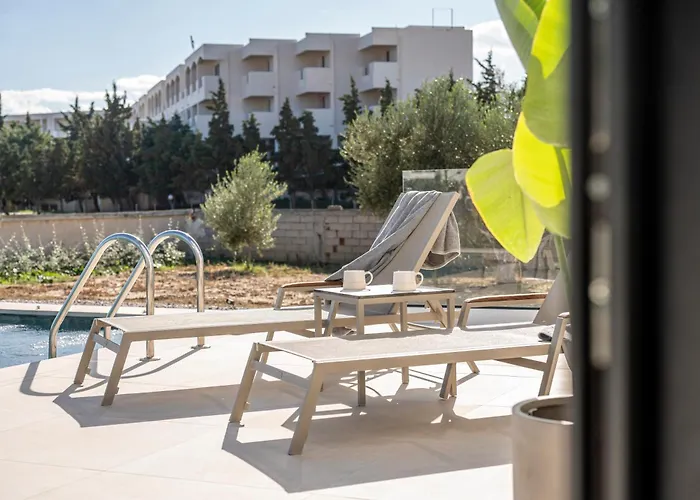 Geo's Luxury - Private Pool - By The