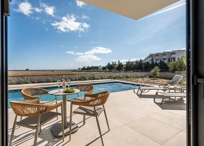 Geo's Luxury - Private Pool - By The