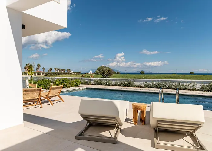 Geo's Luxury - Private Pool - By The Villa *