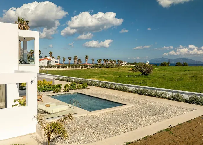 Geo's Luxury - Private Pool - By The