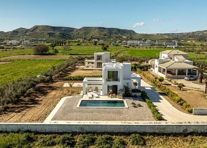 Geo's Luxury - Private Pool - By The